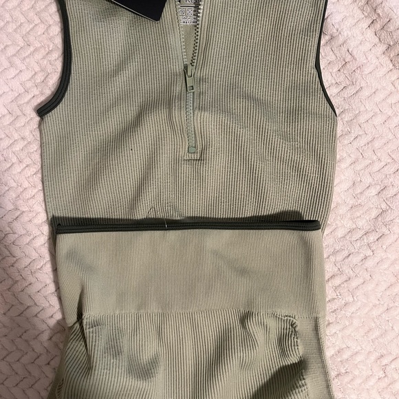 Pretty Little Thing Lounge/Workout Set <3 - Picture 3 of 3